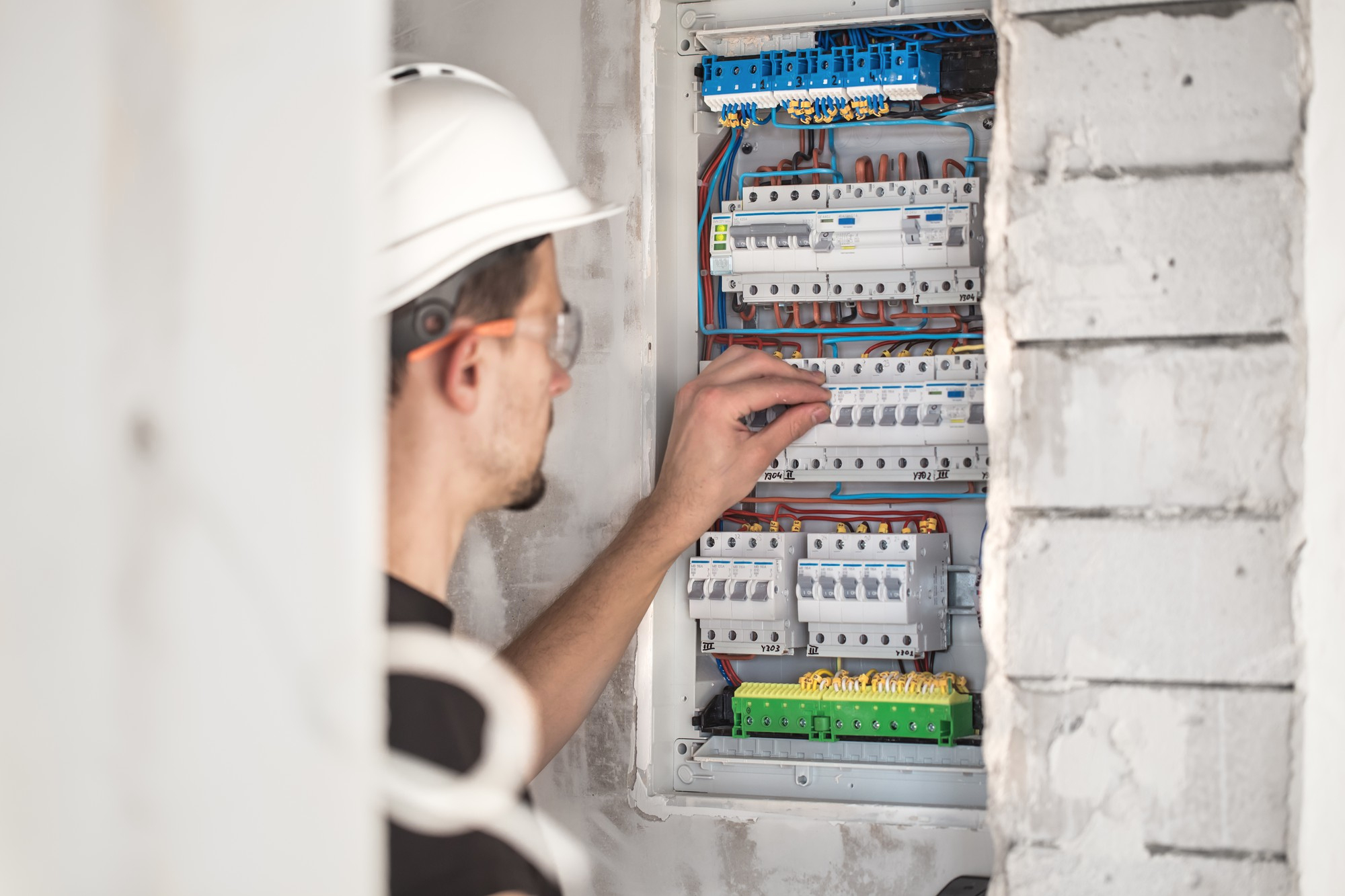 Pregled elektroomarice pred montažo polnilnice